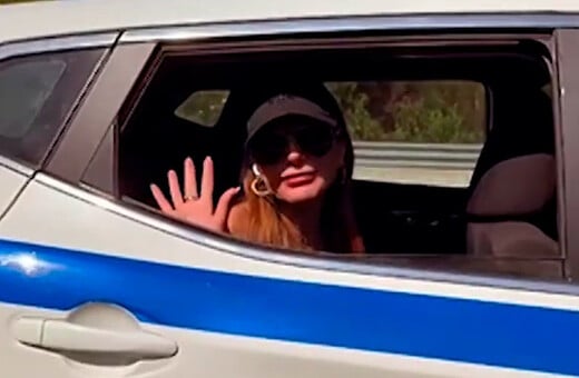 Δέσποινα Βανδή: Βίντεο δείχνει περιπολικό να μεταφέρει την τραγουδίστρια μετά από πρόβλημα στο αυτοκίνητό της