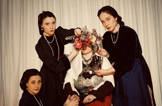 Η πρωτότυπη θεατρική παράσταση “ΑΠΟΚΕΝΤΡΟΥΣΑ” των Estera Momes, επιστρέφει στο θέατρο Καλλιρρόης