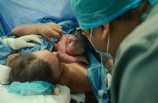 Πορτογαλία: Η κρίση στα νοσοκομεία οδηγεί σε αύξηση των γεννήσεων μέσα στα ασθενοφόρα