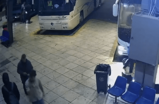 Φοινικούντα: Η στιγμή που ο 22χρονος φερόμενος ως συνεργός της δολοφονίας φτάνει στα ΚΤΕΛ Κηφισού
