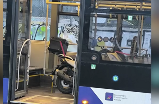 Οδηγός λεωφορείου μεταφέρει τη μηχανή του με το... λεωφορείο