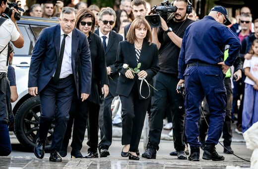 Συγκίνησε η Κατερίνα Σακελλαροπούλου στην κηδεία Σαββόπουλου: «Θα σου την προσέχουμε την Άσπα, να είσαι ήσυχος»