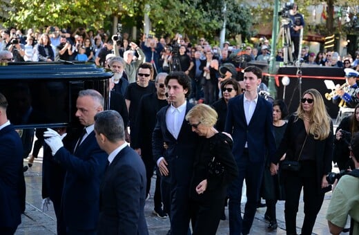 Με τραγούδια και δάκρυα η Ελλάδα αποχαιρέτησε τον Διονύση Σαββόπουλο