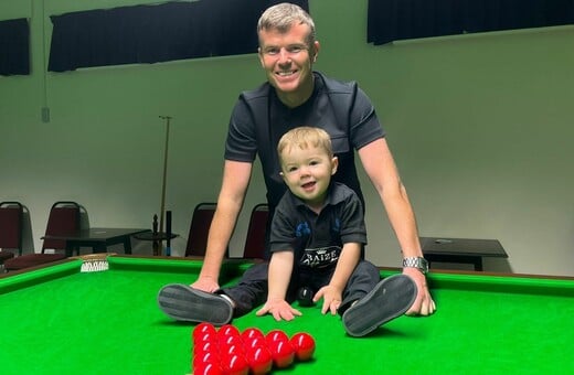 Βρετανία: Ένας 2χρονος είναι κιόλας ειδικός στο μπιλιάρδο και αστέρι στο TikTok