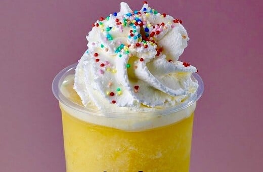 Οι χρωματιστοί λάττε είναι το νέο αξεσουάρ της Gen Z