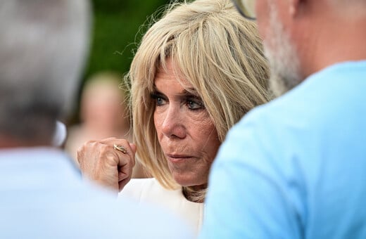 Μπριζίτ Μακρόν: «Οι ψευδείς ισχυρισμοί έβλαψαν την ποιότητα ζωής της» κατέθεσε η κόρη της