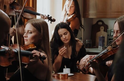 Η Rosalía επανενώνονται με τη Björk στο κομμάτι «Berghain»