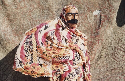 'Ενας Γάλλους ψυχίατρος, μία Ιρανή καλλιτέχνιδα και η εμμονή με τα πτυχωτά ενδύματα