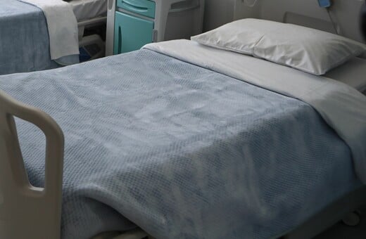 Γλυφάδα: Μάχη για τη ζωή της δίνει η 70χρονη που δέχθηκε επίθεση με πέτρα - Είναι σε καταστολή