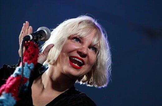 «Η Sia αποτελεί άμεσο κίνδυνο για τον γιο μας», λέει ο Daniel Bernad - «Αυτός ερευνάται για παιδική πορνογραφία», απαντά η σταρ