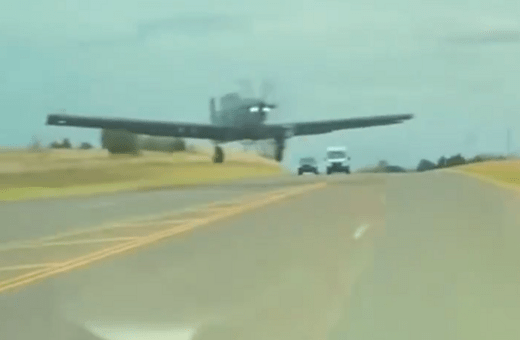 ΗΠΑ: Πολεμικό αεροσκάφος παραλίγο να συγκρουστεί με Tesla – Το βίντεο από την κάμερα του οδηγού