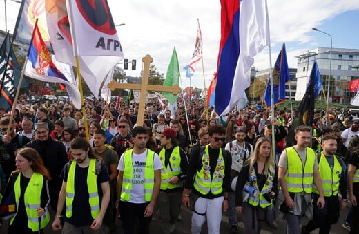 Σερβία: Χιλιάδες νέοι πορεύονται προς το Νόβι Σαντ στη μνήμη των θυμάτων, έναν χρόνο μετά το δυστύχημα