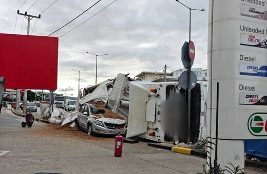 Σφοδρό τροχαίο στη Βάρη: Νταλίκα ανατράπηκε και συνέθλιψε ΙΧ