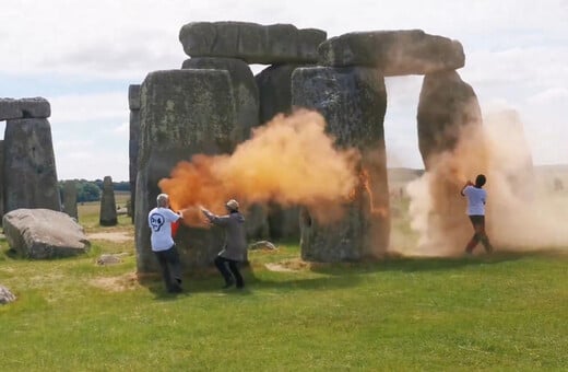 Βρετανία: Αθωώθηκαν οι ακτιβιστές που είχαν ψεκάσει το Στόουνχεντζ με πορτοκαλί μπογιά
