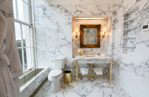 Ο Τραμπ επιδεικνύει το ανακαινισμένο του μπάνιο στον Λευκό Οίκο - 