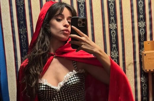 Camila Cabello: Η εκρηκτική εμφάνισή ως μοντέρνα «Κοκκινοσκουφίτσα» για το Halloween