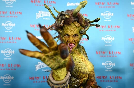 «Μην κοιτάξετε» - Η Χάιντι Κλουμ μεταμορφώθηκε σε Μέδουσα για το Halloween