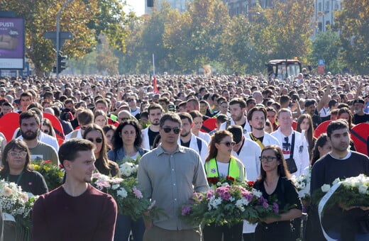 Ένας χρόνος μετά το Νόβι Σαντ: Δεκάδες χιλιάδες Σέρβοι τίμησαν τα 16 θύματα της κατάρρευσης