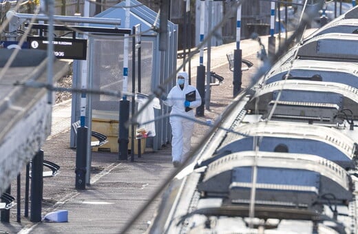 Βρετανία: Εργαζόμενος «έσωσε ζωές» κατά την επίθεση στο τρένο - Κρίσιμη η κατάστασή του