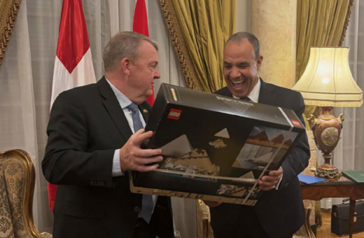 Ο Δανός ΥΠΕΞ έκανε δώρο στον Αιγύπτιο ομόλογό του πυραμίδα lego για τα εγκαίνια του Μεγάλου Αιγυπτιακού Μουσείου