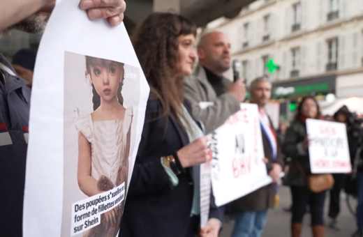 Γαλλία: Ακτιβίστριες διαμαρτύρονται κατά της Shein για τις «sex dolls» με παιδικά χαρακτηριστικά