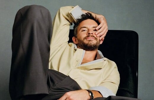 Τζόναθαν Μπέιλι: Ποιος είναι ο ηθοποιός που ανακηρύχθηκε από το People ως ο πιο σέξι άνδρας για το 2025