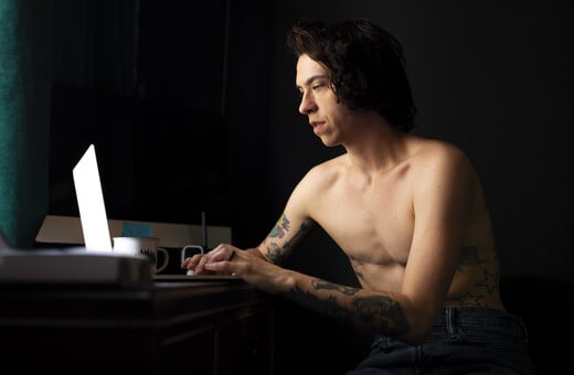 Choking: Η Βρετανία απαγορεύει τη πορνογραφία με σκηνές στραγγαλισμού