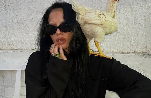 Η Αναστασία λατρεύει τον Μιμίκο. Αντέχει ακόμα και τα «κικιρίκου» του