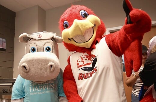 Και μασκότ να θες να γίνεις, πάλι από σχολείο θα περάσεις