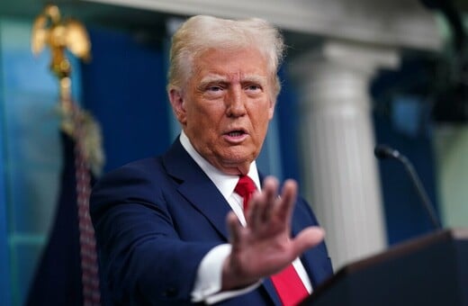 Ο Τραμπ συνεχίζει τις επιθέσεις εναντίον του «κομμουνιστή» Μαμντάνι