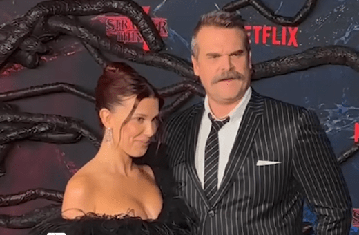 Μίλι Μπόμπι Μπράουν και Ντέιβιντ Χάρμπορ ποζάρουν αγκαλιά μετά το δημοσίευμα ότι τον κατήγγειλε για παρενόχληση