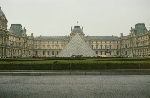 Ληστεία στο Λούβρο: «Τα κοσμήματα θα βρεθούν και οι δράστες θα δικαστούν», δηλώνει ο Μακρόν