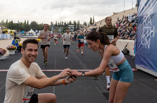 42ος Αυθεντικός Μαραθώνιος Αθηνών: Η στιγμή που δρομέας κάνει πρόταση γάμου στη σύντροφό του