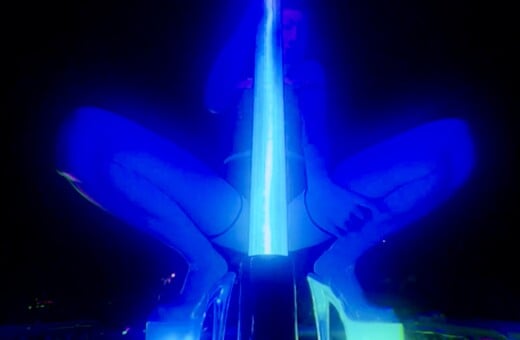 Χορεύοντας Pole Dancing πάνω σε κινούμενα φορτηγά