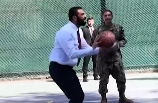 Ο αλ-Σαράα παίζει μπάσκετ με Αμερικανούς αξιωματούχους ενόψει της συνάντησης με τον Τραμπ