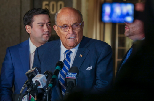 Συμβολική χάρη του Τραμπ σε Ρούντι Τζουλιάνι και ακόμη 76 συνεργάτες του για την υπόθεση των εκλογών του 2020