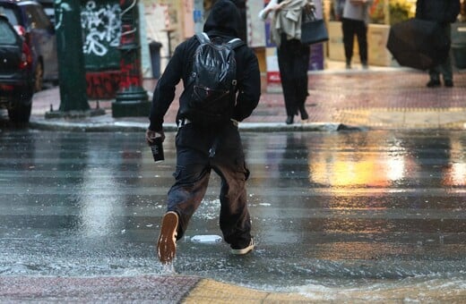 Η διαδρομή της κακοκαιρίας της επόμενες ώρες: Πλημμύρισαν δρόμοι και ξεριζώθηκαν δέντρα