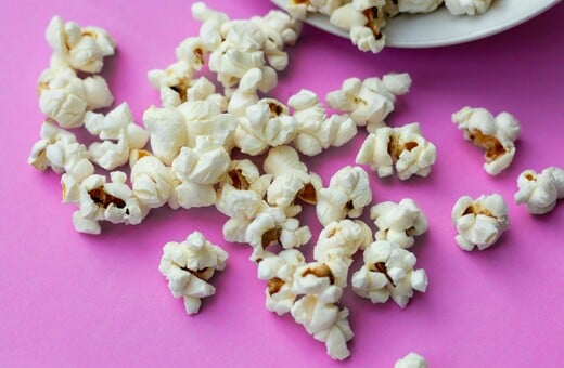 «Ποπ κορν αντί για πατατάκια» κι άλλες 4 αλλαγές στην καθημερινότητα για πιο υγιές έντερο
