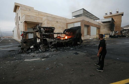 Ισραηλινοί έποικοι πυρπόλησαν σπίτια και φορτηγά στη Δυτική Όχθη — Τέσσερις τραυματίες