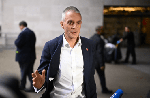 «Η ελευθερία του Τύπου δέχεται πίεση»: Ο Τιμ Ντέιβι προειδοποιεί, ενώ ο Τραμπ απειλεί το BBC με αγωγή 1 δισ. δολαρίων