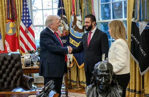 Ο Τραμπ ψέκασε άρωμα στον Αλ Σαράα και τον ρώτησε «πόσες γυναίκες έχει;» 