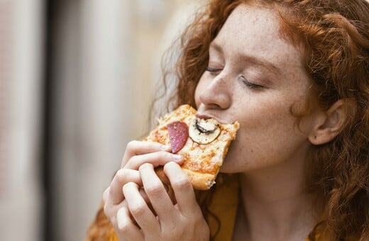 Καρκίνος του εντέρου σε νεότερες ηλικίες: Nέα μελέτη εξετάζει τον ρόλο της διατροφής