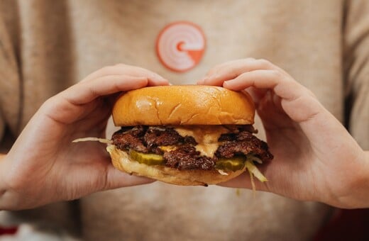 Στο F* Smashing για burgers με crispy μπιφτέκια, sando και buffalo wings με ασιατικό twist