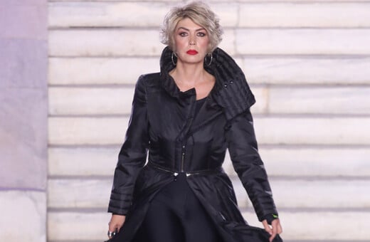 The Chase: H «Γυναίκα με τα Μαύρα» περπάτησε στην Εβδομάδας Μόδας