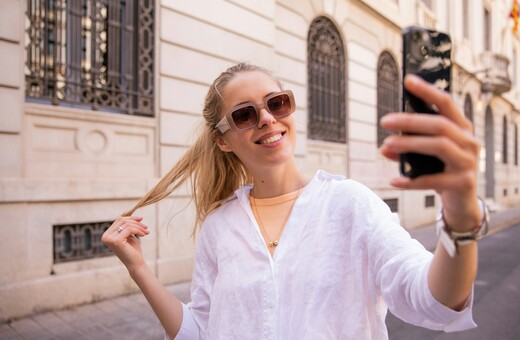 Οι γυναίκες κρύβουν τους συντρόφους τους στο διαδίκτυο και οι λόγοι είναι πολλοί