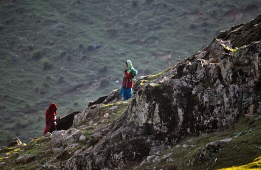 «Επιβιώνουμε από τύχη»: Οι γυναίκες που γεννούν μόνες στα βουνά του Κασμίρ