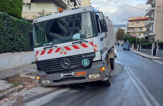 Υποχώρησε το οδόστρωμα στον Άγιο Δημήτριο λόγω βλάβης της ΕΥΔΑΠ – Εγκλωβίστηκε απορριμματοφόρο