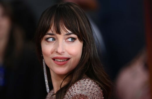 Ντακότα Τζόνσον σε Γιώργο Λάνθιμο: «Υπάρχουν και άλλες ηθοποιοί εκτός από την Έμα Στόουν»