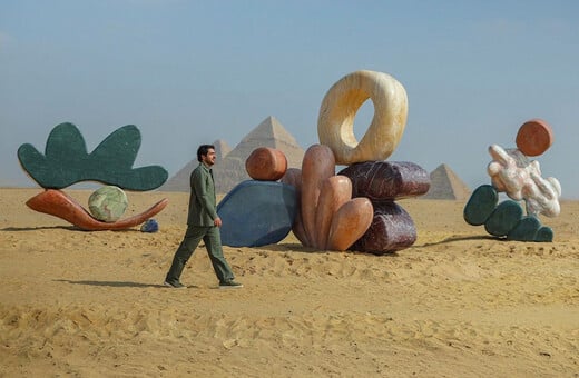 Αυτά τα τεράστια, σουρεαλιστικά γλυπτά μόλις προσγειώθηκαν δίπλα στις Πυραμίδες της Γκίζας 