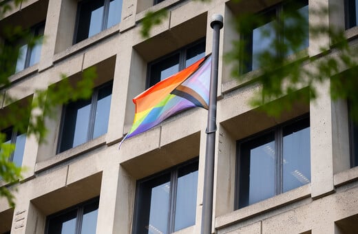 FBI: Απολύθηκε βετεράνος υπάλληλος γιατί είχε σημαία Pride στο γραφείο του - Προσφεύγει στη δικαιοσύνη